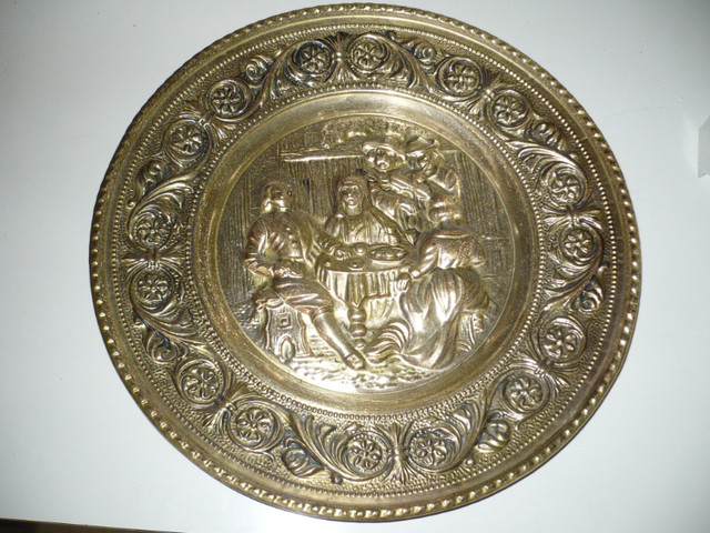 12 INCH DIAMETER LOVELY EMBOSSED  BRASS WALL PLATE W/HOOK in Arts & Collectibles in Ottawa