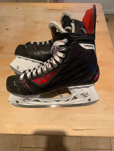 These are a pair of CCM RBZ ice hockey skates size 9 (men’s shoe size 10.5) Super feet insoles inclu...