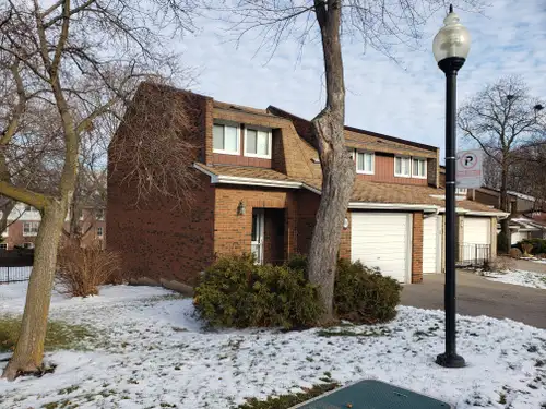 Shared accommodation in Erin Mills / Mississauga in a large end unit condominium townhouse. Use of e...