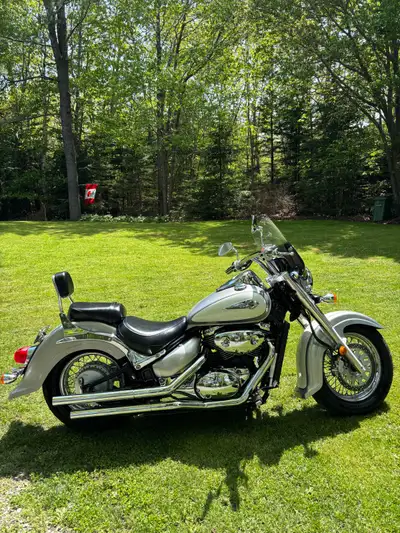 Excellent Condition 25,800 kms Aftermarket items include backrest, Memphis Shades windshield, grips,...