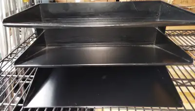 une a 3 tablettes a 20$ une a 4 tablettes a 25$ Gardez votre espace organisé avec cette étagère mura...
