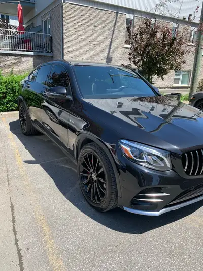 Mercedes glc 43 amg coupe noir sur noir. Acheté chez Mercedes Laval historique complète. Très bien e...