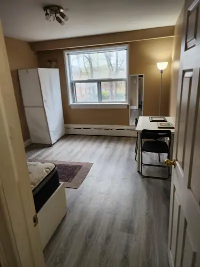 A furnished nice large room for rent at Wilson and Bathurst. Utilities + internet + parking are incl...