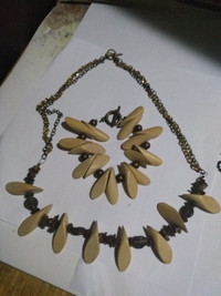 Jewelry: wooden necklace and bracelet set