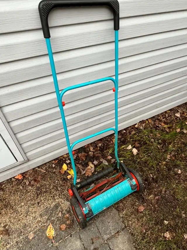 Tondeuse manuelle Gardena 6000 SM in Lawnmowers & Leaf Blowers in Québec City - Image 2