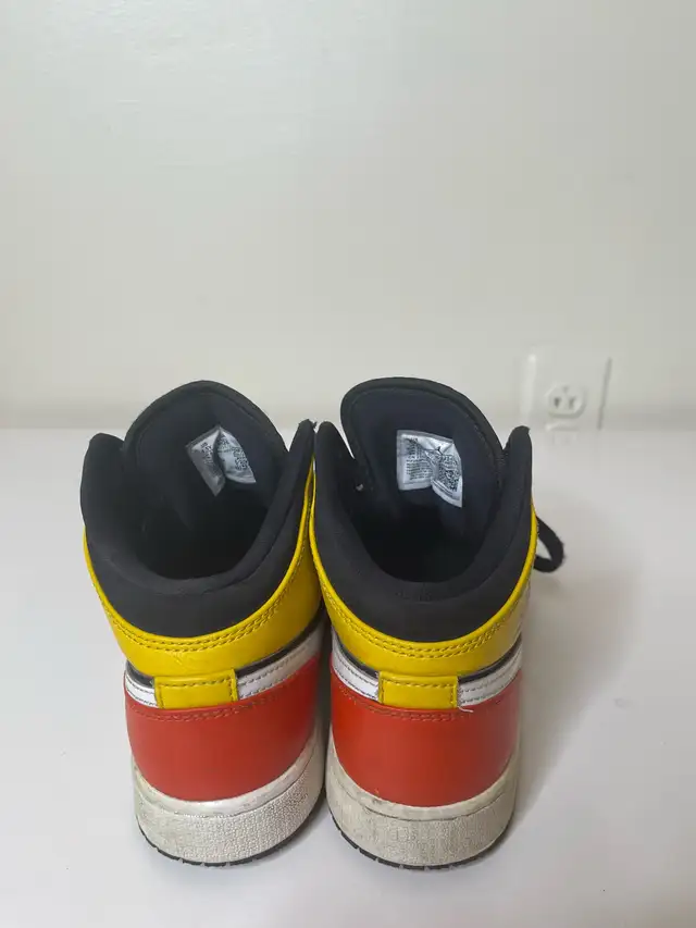 Nike Air Jordan 1 Mid GS — Original in Kids & Youth in City of Montréal - Image 4