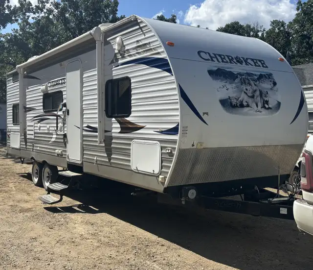 2014 Cherokee camper 26 foot with slide  in Travel Trailers & Campers in Brandon - Image 3