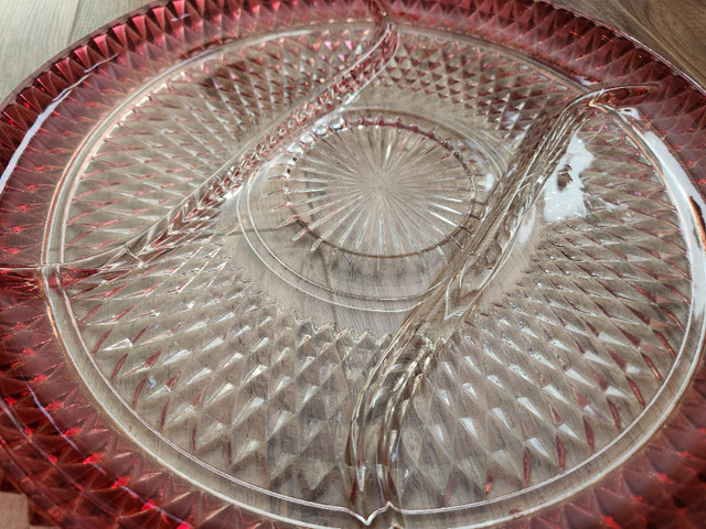 ANTIQUE (Indiana Glass) Ruby Flash Diamond Point platter / tray in Arts & Collectibles in Fredericton - Image 3