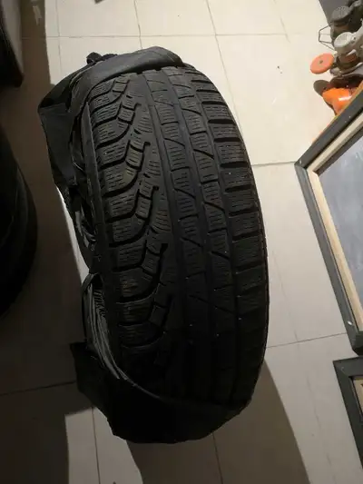 Pneu d'hiver encore bon pour au moins un autre hiver pneu roule même perforé.
