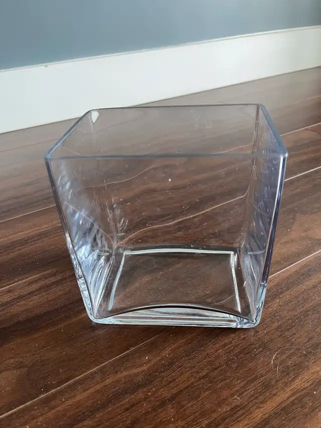 Vase - Glass in Home Décor & Accents in Edmonton - Image 4