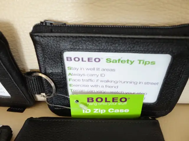 30Pcs. Great Gift Items - Carabiner Radio, Flashlights, Whistle in Other in Kitchener / Waterloo - Image 4