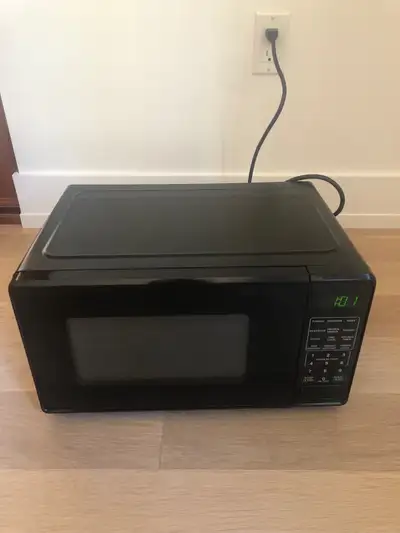 Microwave (Mainstays, Black, 0.7 cu ft, 700W), View more