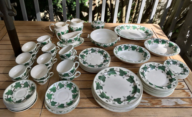⭐️70 pieces of VINTAGE Wedgewood Napoleon Ivy china⭐️ in Arts & Collectibles in City of Toronto - Image 3