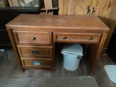 This used desk is a sturdy piece, ideal as a student's desk or for home office use, featuring a dura...