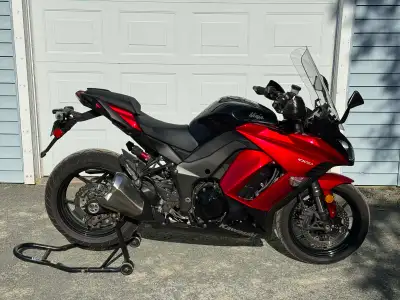 Selling my 2015 Kawasaki Ninja 1000 ABS Sport Touring Bike. Black and red. Has OEM Kawasaki hard bag...