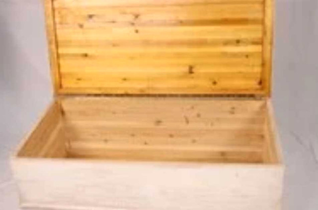 Whitewashed blanket box in Other in Charlottetown - Image 4