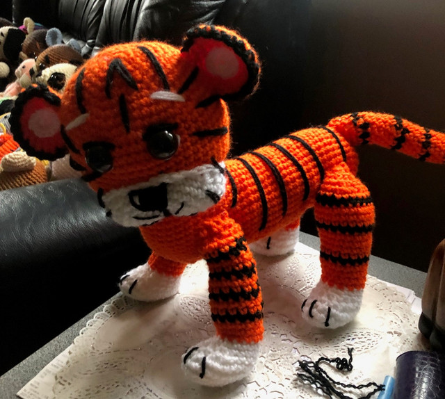 un nouveau un gros tigre il se tient debout fais au crochet in Hobbies & Crafts in Longueuil / South Shore