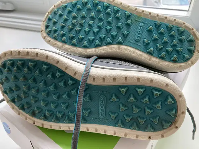 Crocs Women’s Allcast Duck Golf Shoes, size 8 in Golf in Ottawa - Image 5