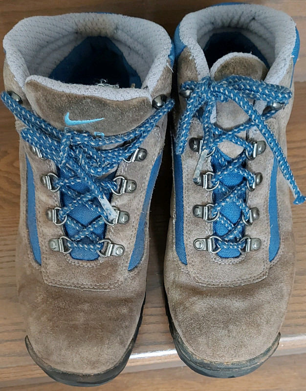 Bottes de randonnées de la marque Nike pour femmes dans Femmes - Chaussures  à Ville de Montréal - Image 2