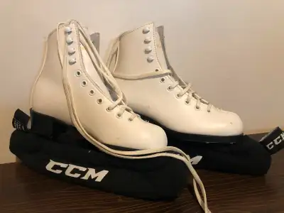 Patins artistiques blanc grandeur 2 en bonne condition / Size 2 figure skates in good condition (Bla...