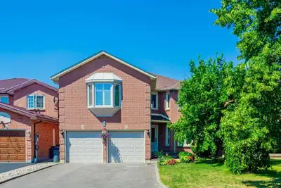 3 Bedrooms Available for Rent in 4 Bedroom House in Scarborough