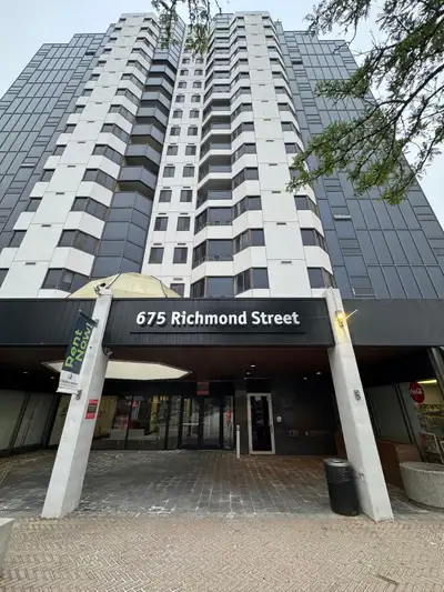 WESTERN UNIVERSITY STUDENT ROOM – MASTER BEDROOM WITH PRIVATE ENSUITE Spacious furnished master bedr...