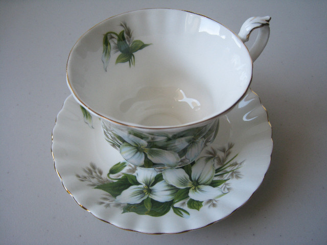 Royal Albert Trillium Fine Bone China Teacup and Saucer Set in Arts & Collectibles in Guelph - Image 3