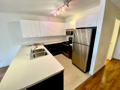 Top floor condo in the popular Verve complex. 2 Bed, 2 Bath + Den condo available immediately. Unit...