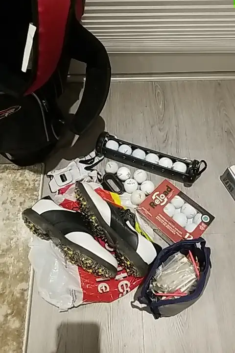 Rebel 11 Right Handed Golf Club Set & Extra Accessories in Golf in Guelph - Image 3