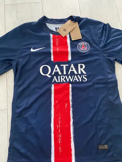 Show your support for Les Parisiens with this brand new Nike Paris Saint-Germain (PSG) football jers...