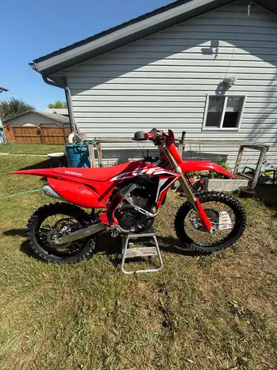Selling my 2021 crf250r Has 75 hours, oil changes every 5-6 hours, valves were checked at 60hours an...