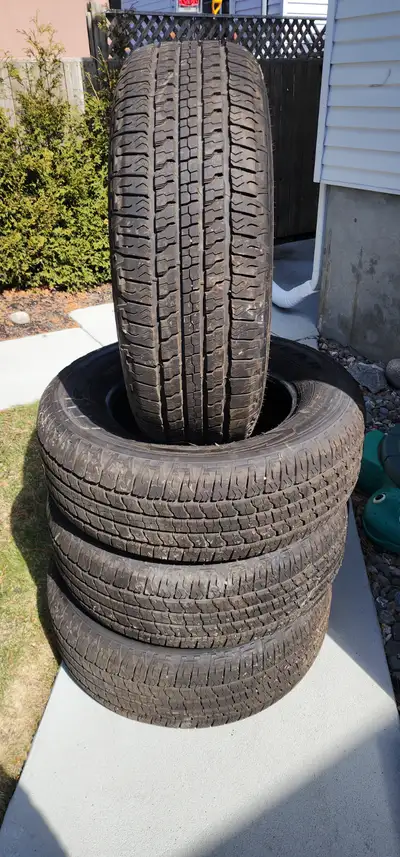 Bonjour Je vends mes quatres pneus de marque goodyear, le modèle est wrangler fortitude ht, la grand...