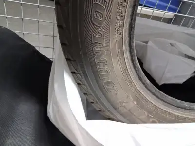 4 Pneus d'hiver pratiquement neufs. Utilisés un seul hiver pour moins de 1000 km. Dimensions: 235/65...