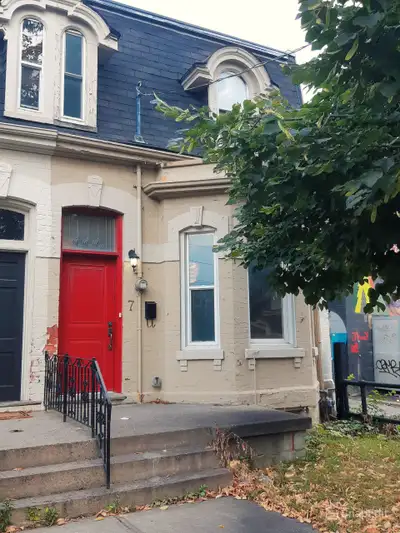 3 beds 2 baths house at Queen and Ossington