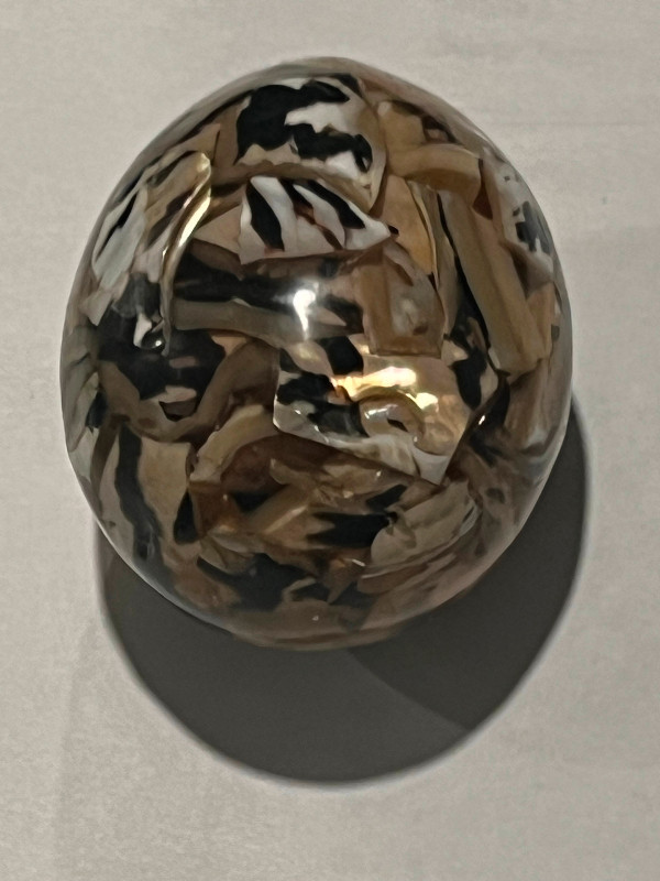 Vintage Art Glass Speckled Egg Paperweight Dark and Light Brown dans Art et objets de collection  à Longueuil/Rive Sud - Image 3
