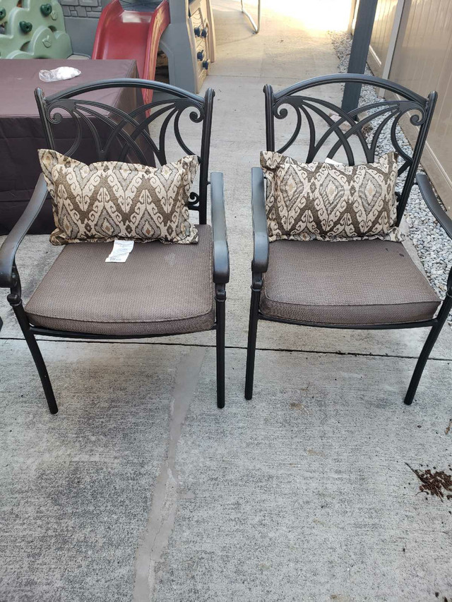 Patio table and 6 chairs in Patio & Garden Furniture in Mississauga / Peel Region - Image 2