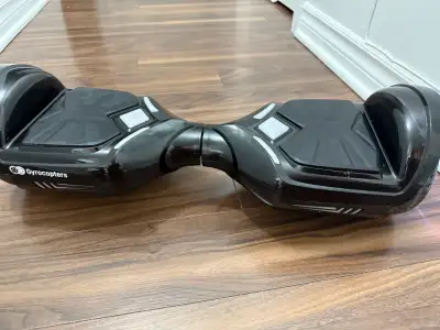 Je vends un hoverboard Gyrocopters noir en bon état de fonctionnement, idéal pour se déplacer avec s...