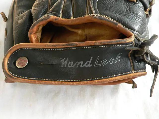 1950s Cooper Weeks Leather 3 Finger Baseball Glove. Groundhog. in Arts & Collectibles in Oakville / Halton Region - Image 3