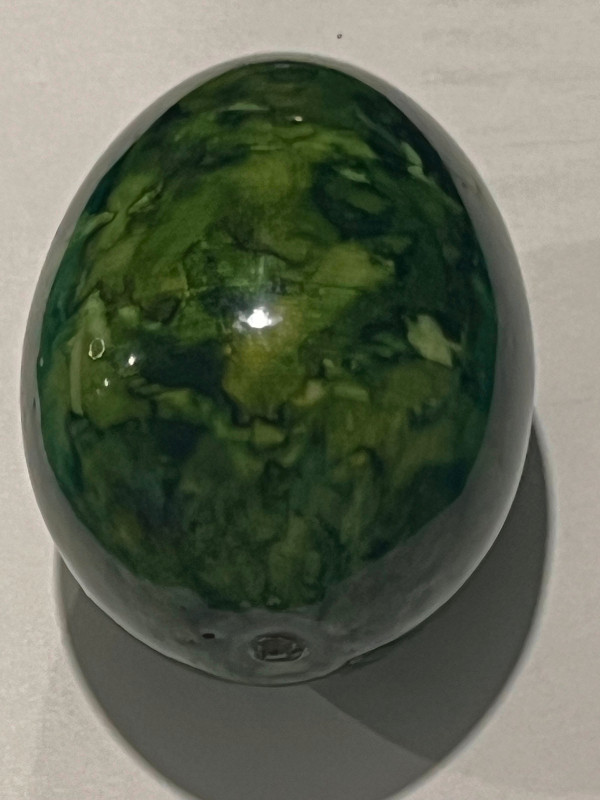 Vintage Light & Dark Green Egg Shaped Art Glass Paperweight 3" . dans Art et objets de collection  à Longueuil/Rive Sud - Image 3