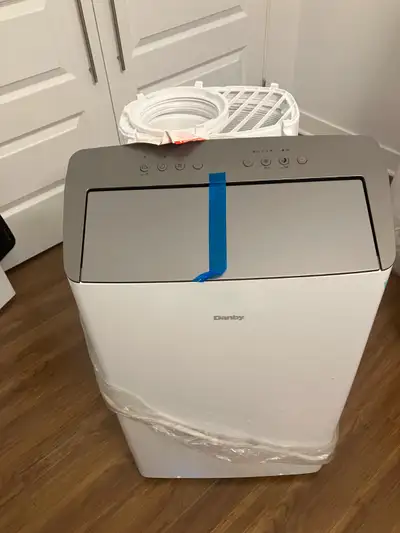 New/ Neuf 12000 BTU AC Inverter jamais utiliser demenager dans un condo alors plus besoin. Payer 700...