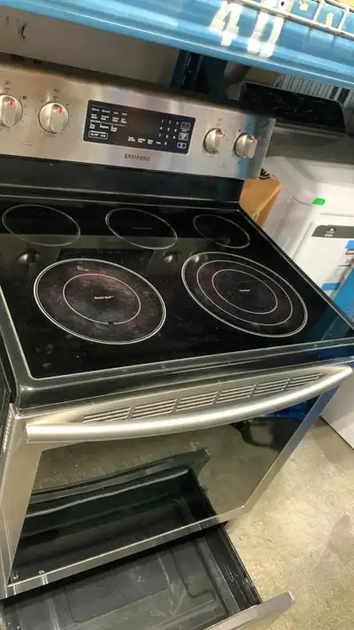 Samsung 30" Freestanding Electric Range – Sleek & modern design. 5 Smooth Top Elements – Flexible co...