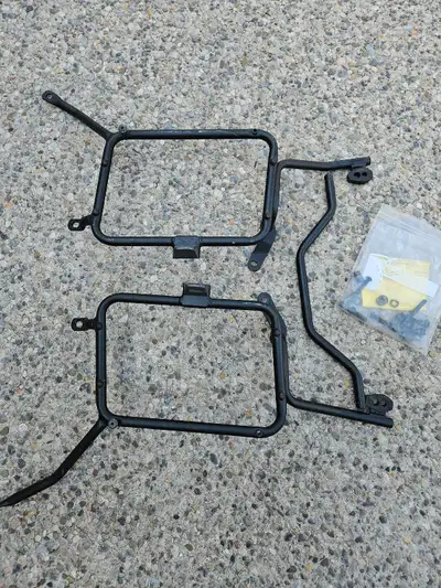 For sale are the rear mounts for the Givi universal pannier system. I believe the part number is 522...