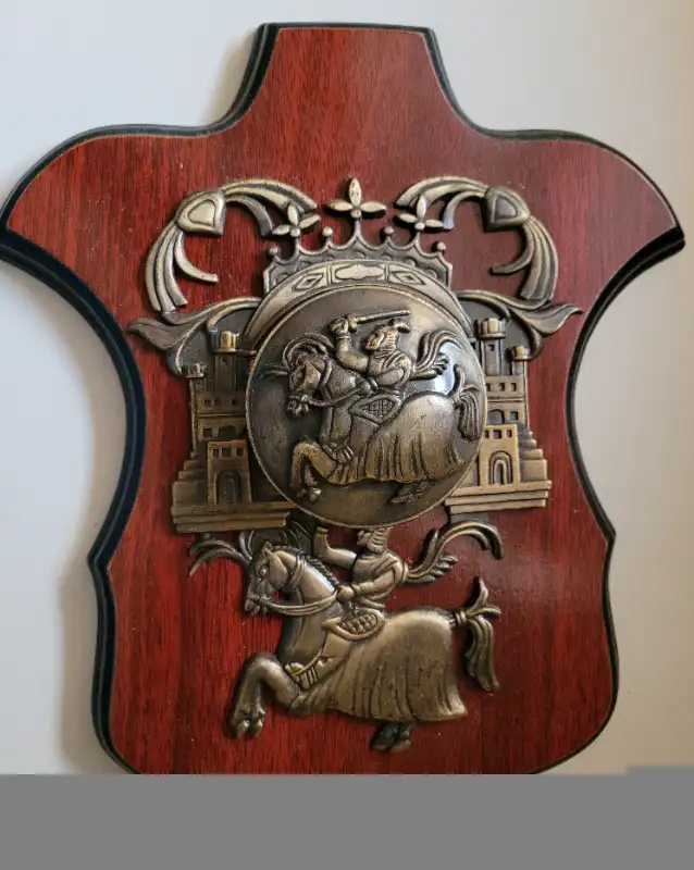 Vintage Knight Of The Round Table Medieval Wooden Wall Plaque in Arts & Collectibles in Oshawa / Durham Region - Image 5