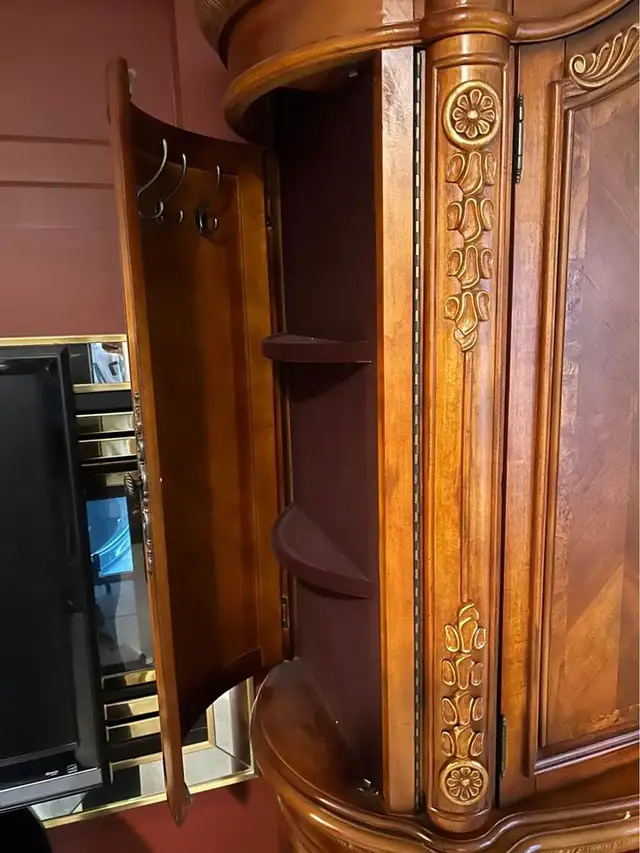 REDUCED Queen Micheal Amini Sleigh Bedroom Suite in Beds & Mattresses in Campbell River - Image 6