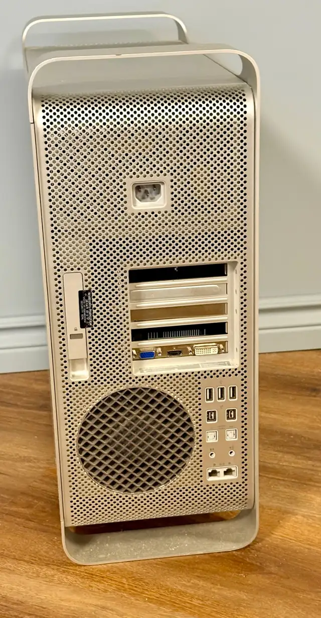 Apple Mac Pro "Six Core" 3.33 (2010/Westmere) in Desktop Computers in Ottawa - Image 4