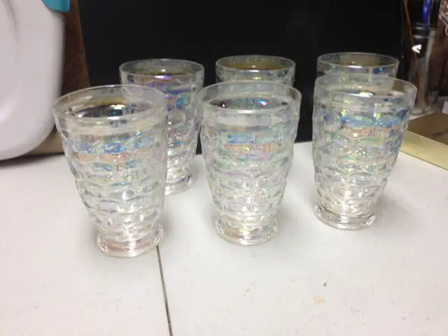 Lot de 6 verres avec reflets de couleurs in Kitchen & Dining Wares in Thetford Mines - Image 2