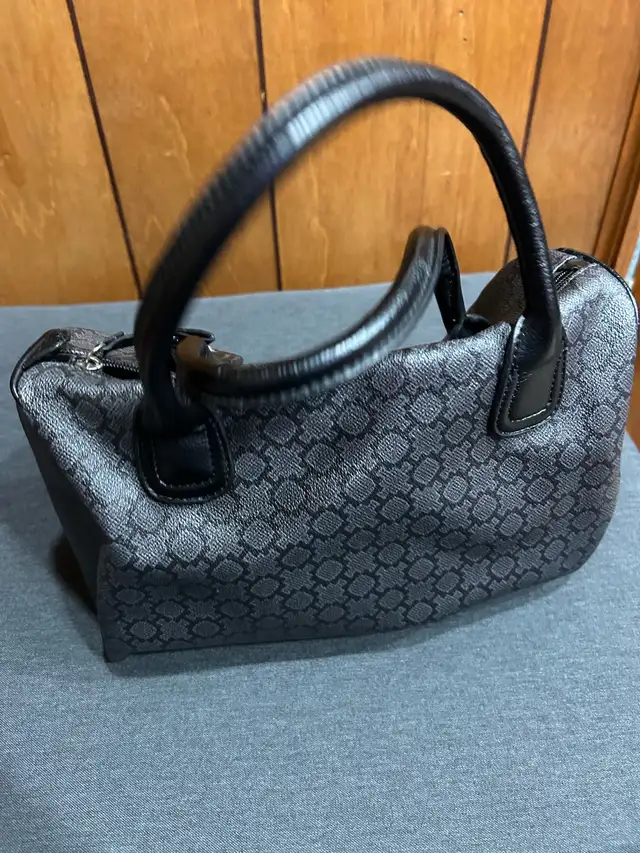 Tommy Hillfiger Purse - Great Condition 62854394075906121