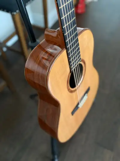 Purchased in June 2025, this de Jonge Standard Spruce and Sapele Steel String guitar with natural Fr...