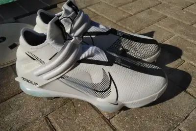 A new pair of Men’s Nike Force Zoom Trout 7 Metal Baseball Cleats in size 14. They are brand new and...