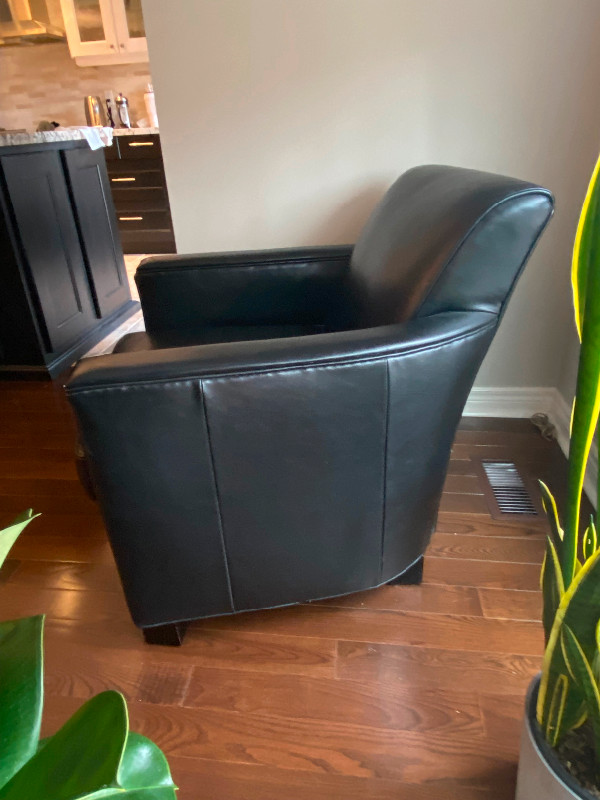 Leather Club Chair in Chairs & Recliners in Oakville / Halton Region - Image 4